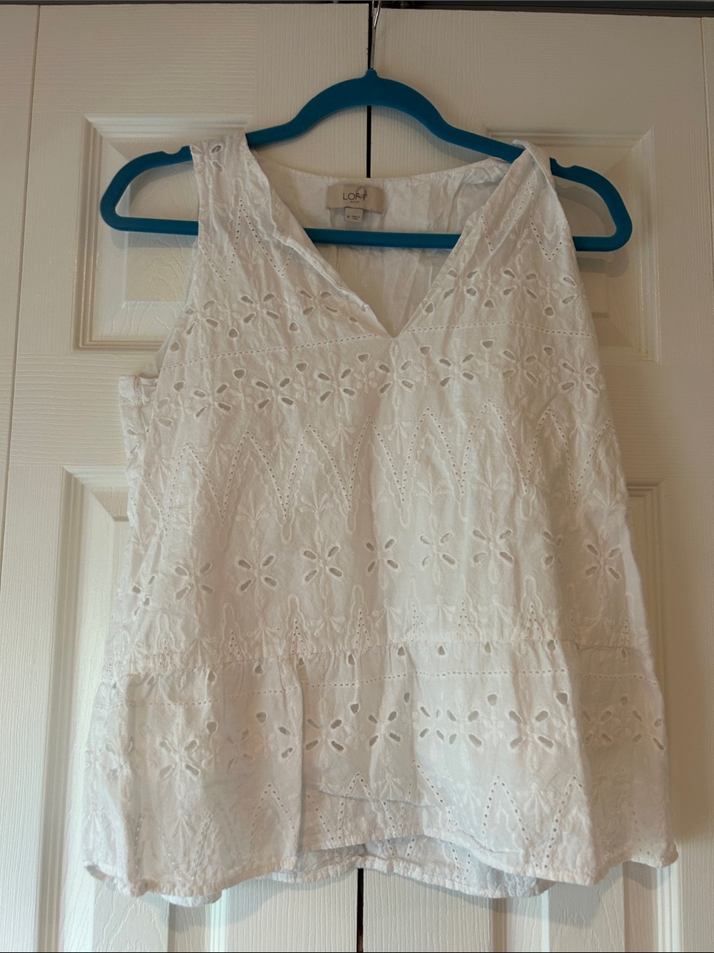 LOFT White Eyelet V-Neck Sleeveless Camisole, size Large